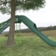 jardin avec escalier toboggan en métal