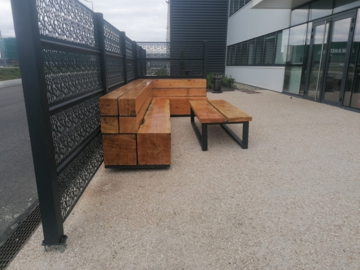 banc et table en bois et en métal