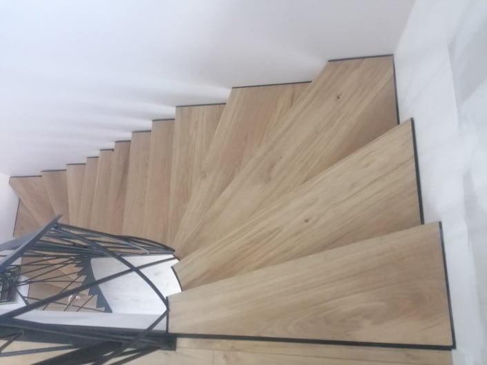 escalier fer avec marches bois clair