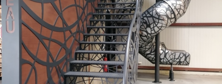 escalier droit en fer avec toboggan