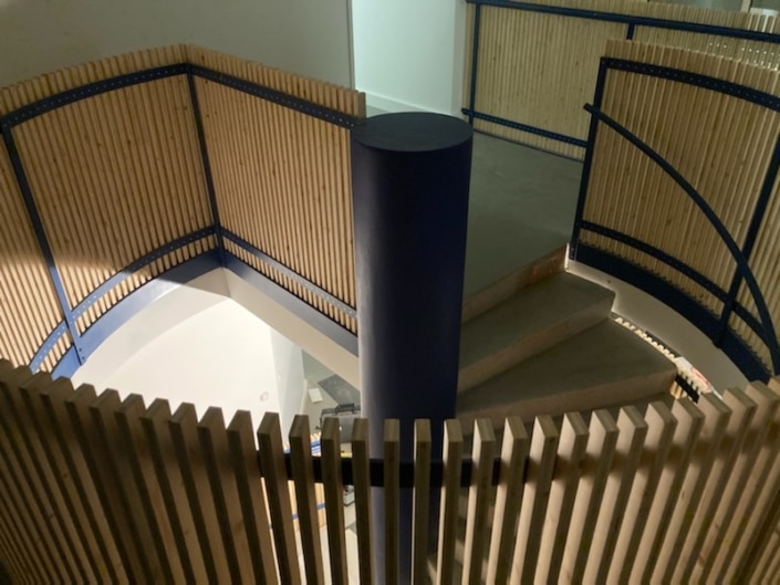 escalier rond avec rampe en métal et en bois