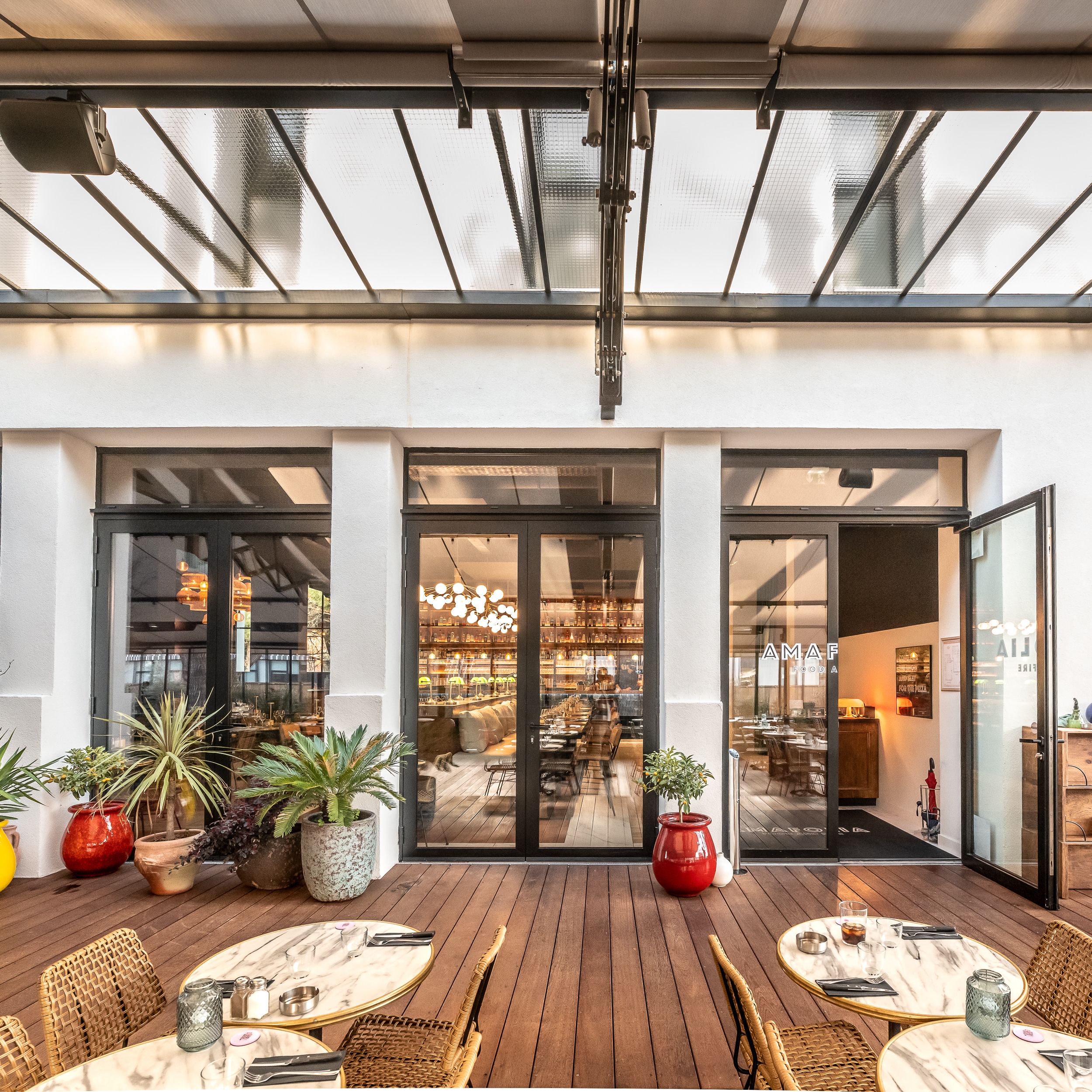 terrasse de restaurant avec marquise en métal moderne