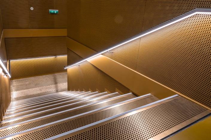 escalier en métal avec rampe LED