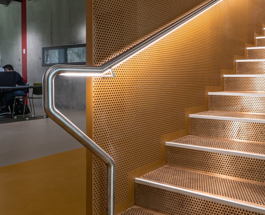 escalier en fer avec rampe d'escalier lumineuse