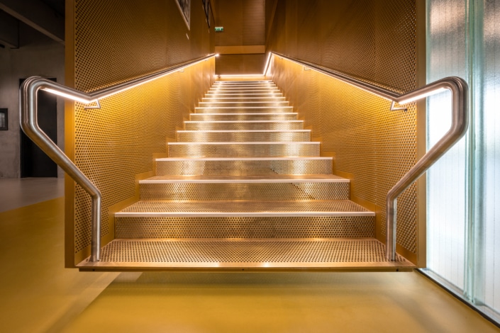 escalier droit en métal avec rampe LED