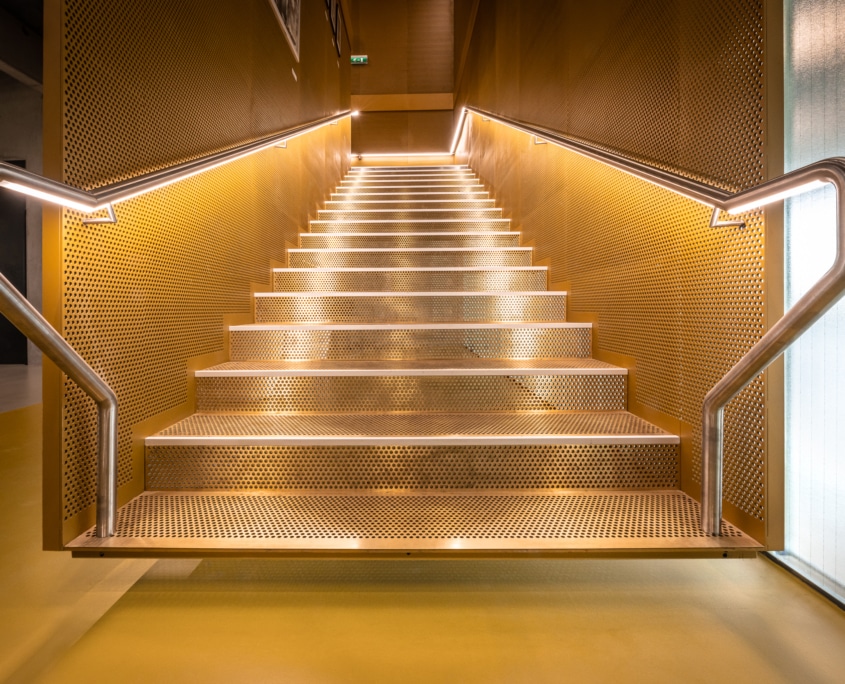 escalier droit en métal avec rampe LED