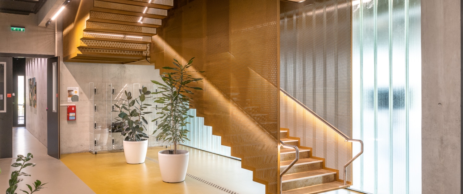 escalier en fer suspendu avec LED