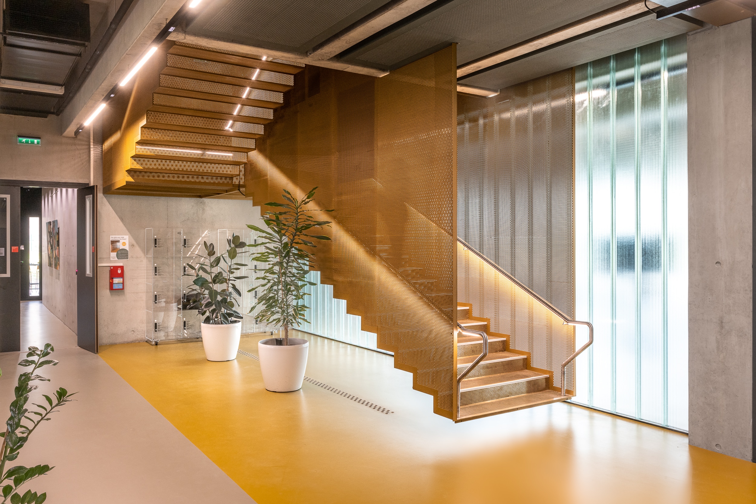 escalier en fer suspendu avec LED