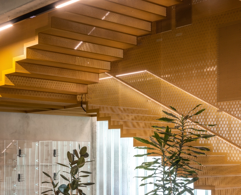 escalier en fer moderne avec grand garde-corps