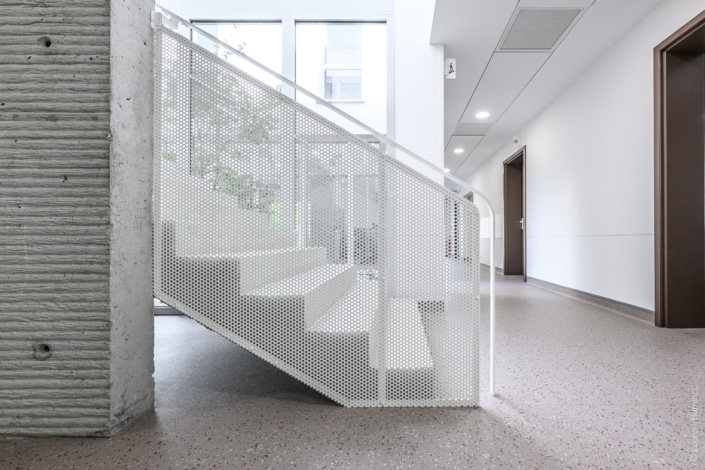 escalier en metal blanc