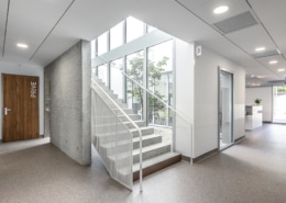 escalier blanc avec garde-corps et rampes en métal