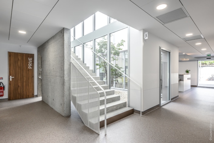 escalier blanc avec garde-corps et rampes en métal