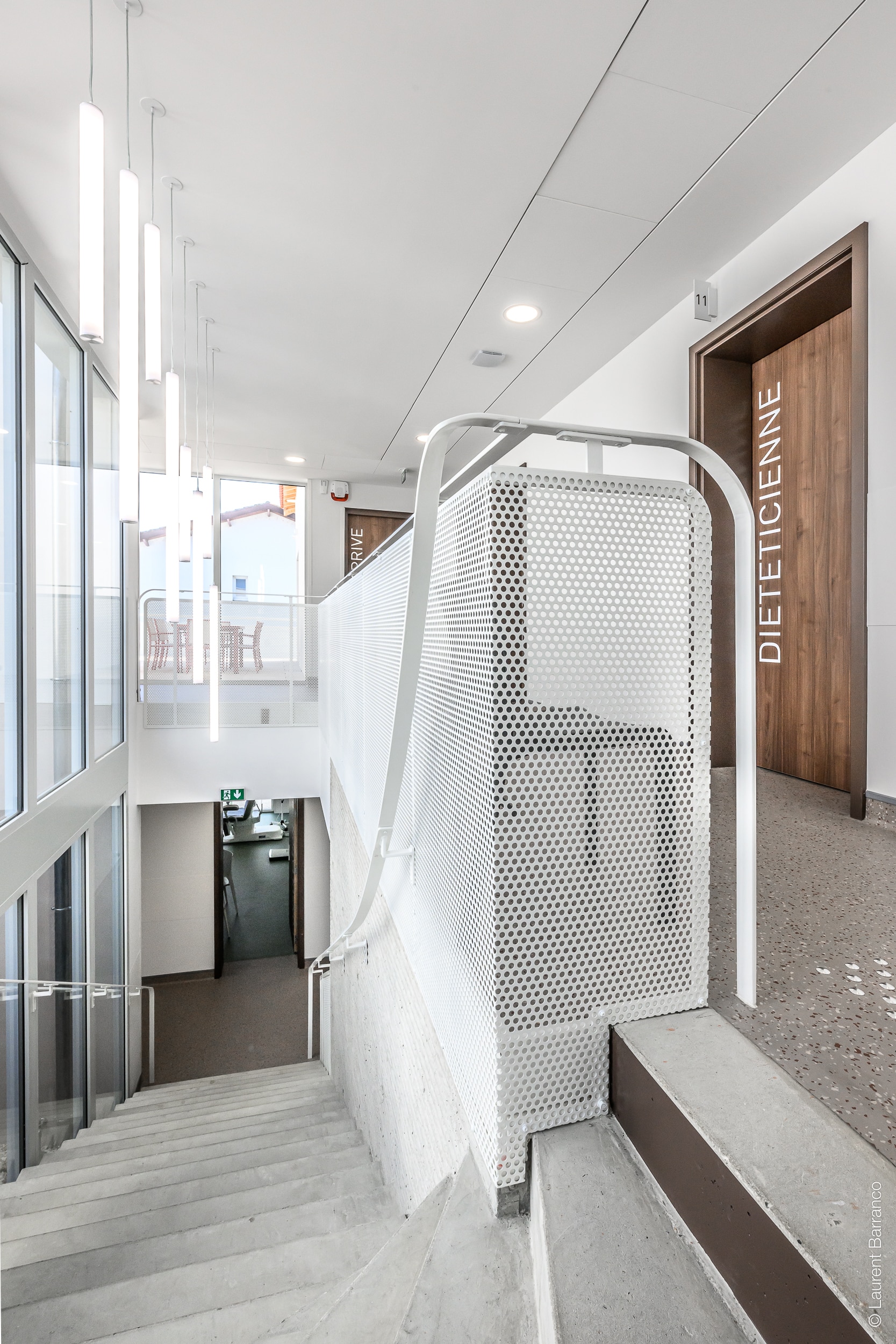 garde-corps et rampe d'escalier en fer blanc moderne