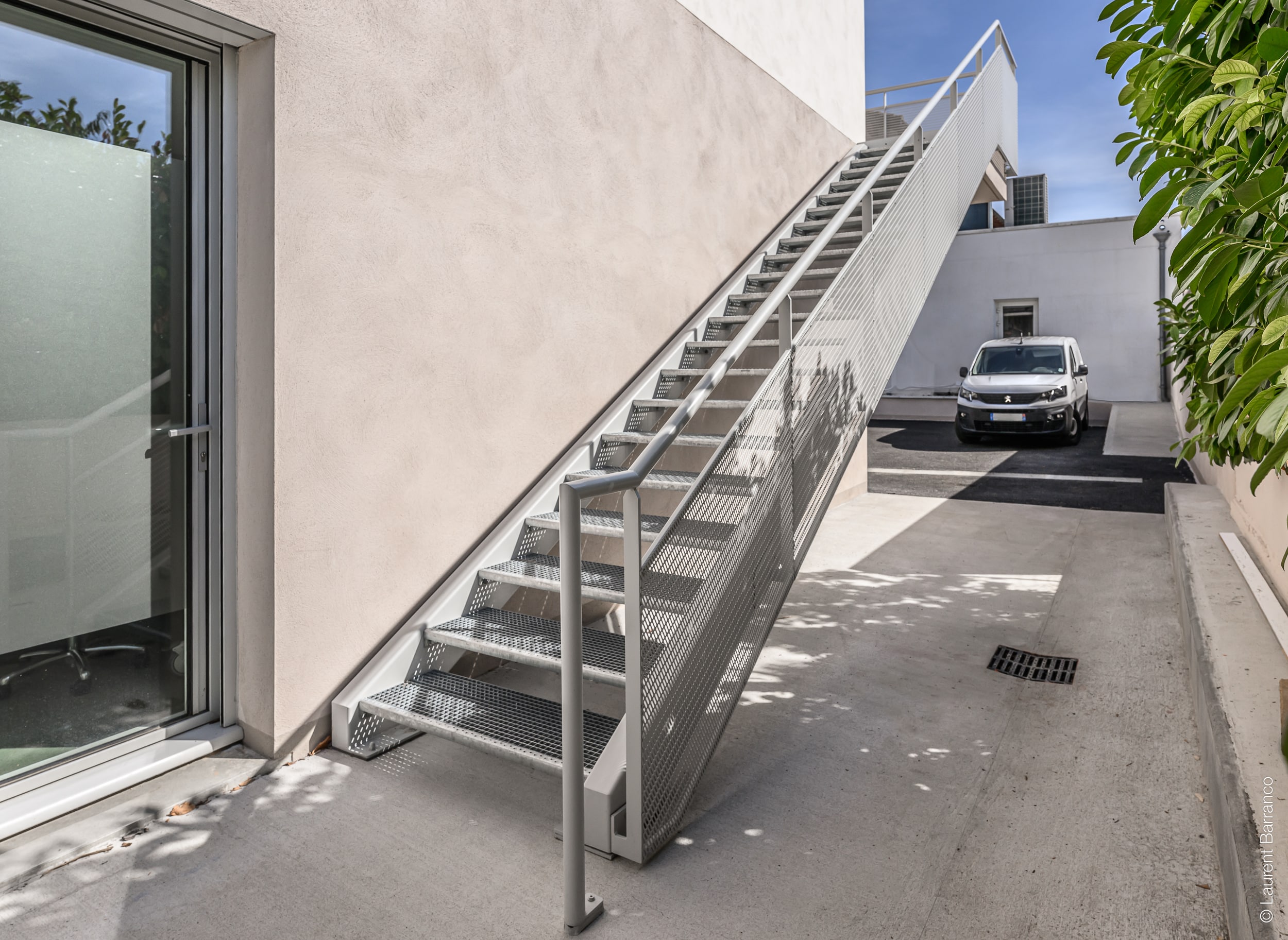 escalier extérieur en fer avec garde-corps