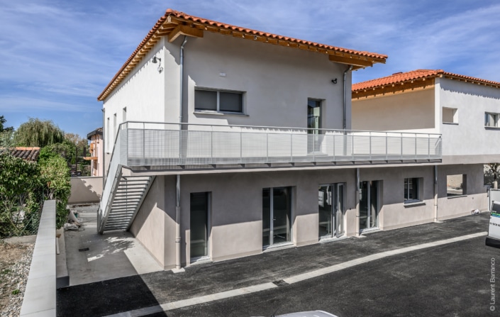 bâtiment avec escalier en fer extérieur et garde-corps en métal