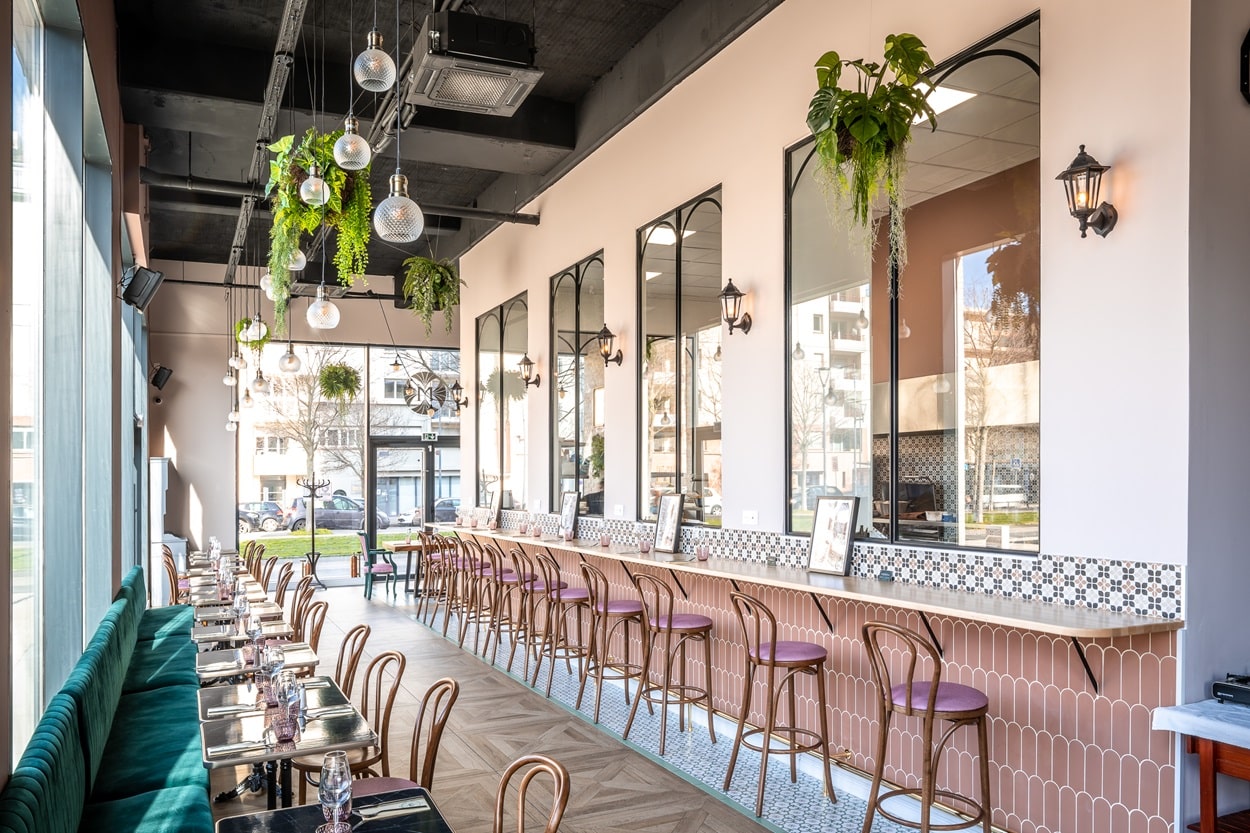 intérieur de restaurant moderne avec verrières en fer