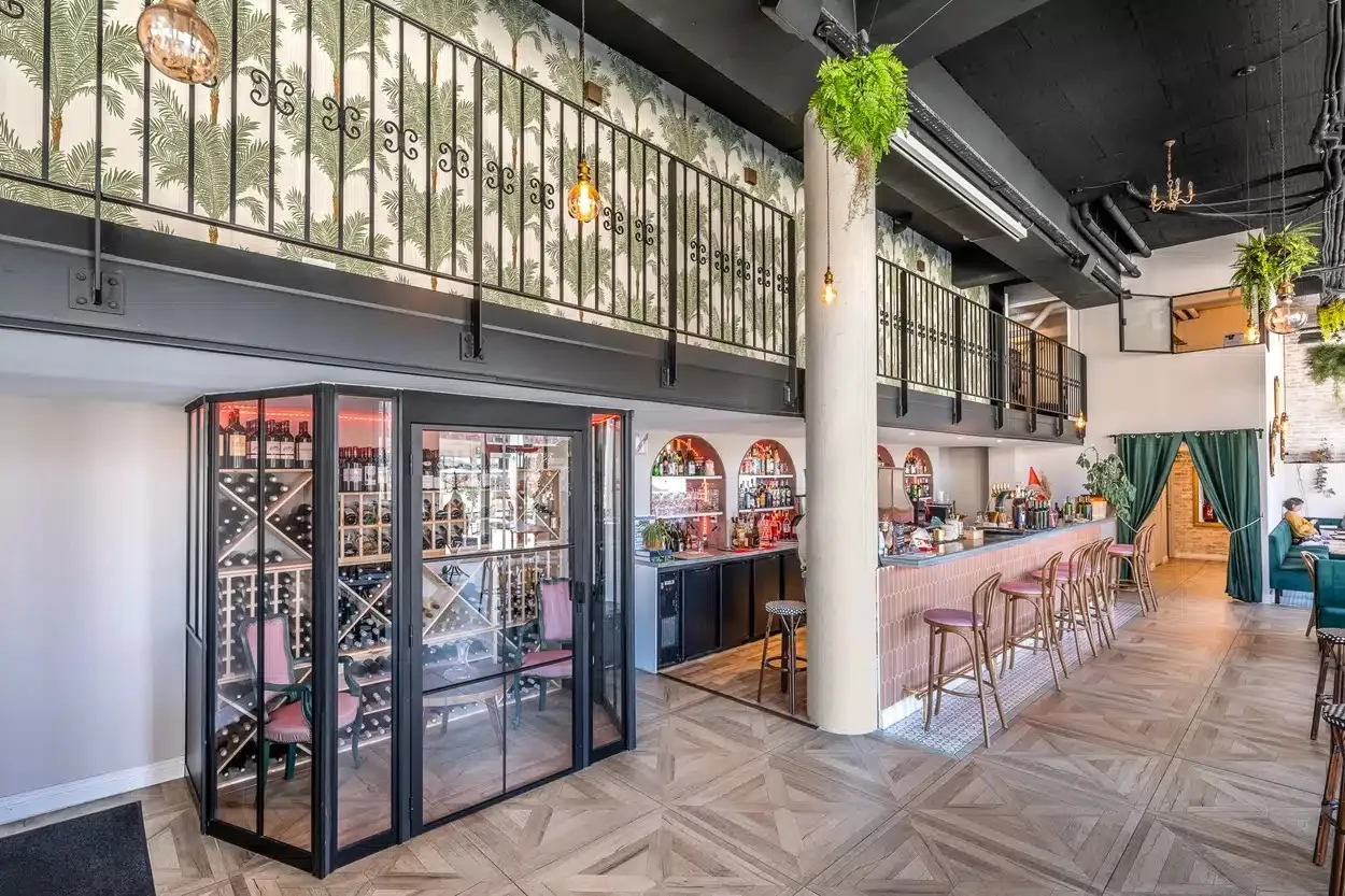 intérieur de restaurant moderne avec verrières en fer