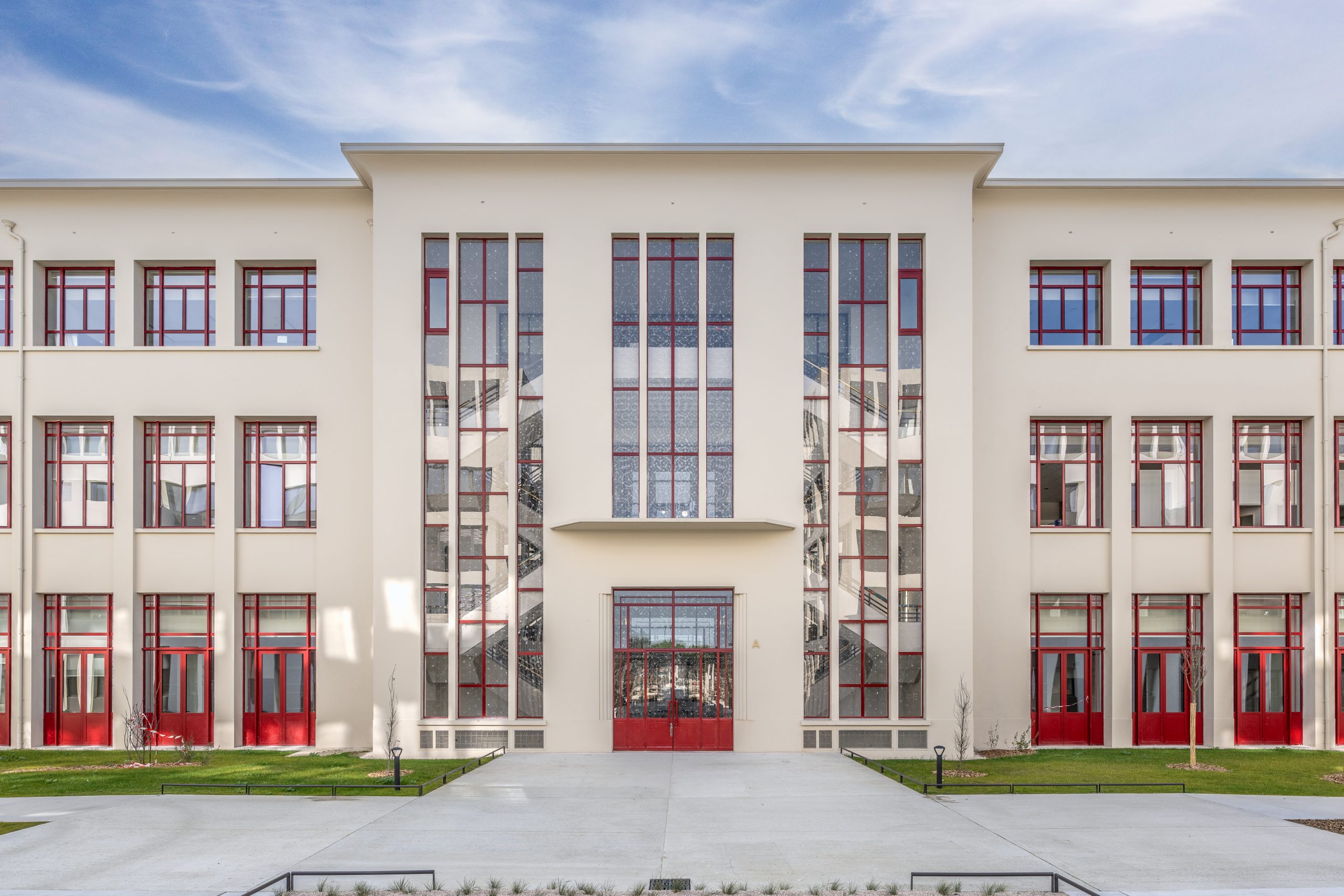 bâtiment administratif avec fenêtre métal rouge