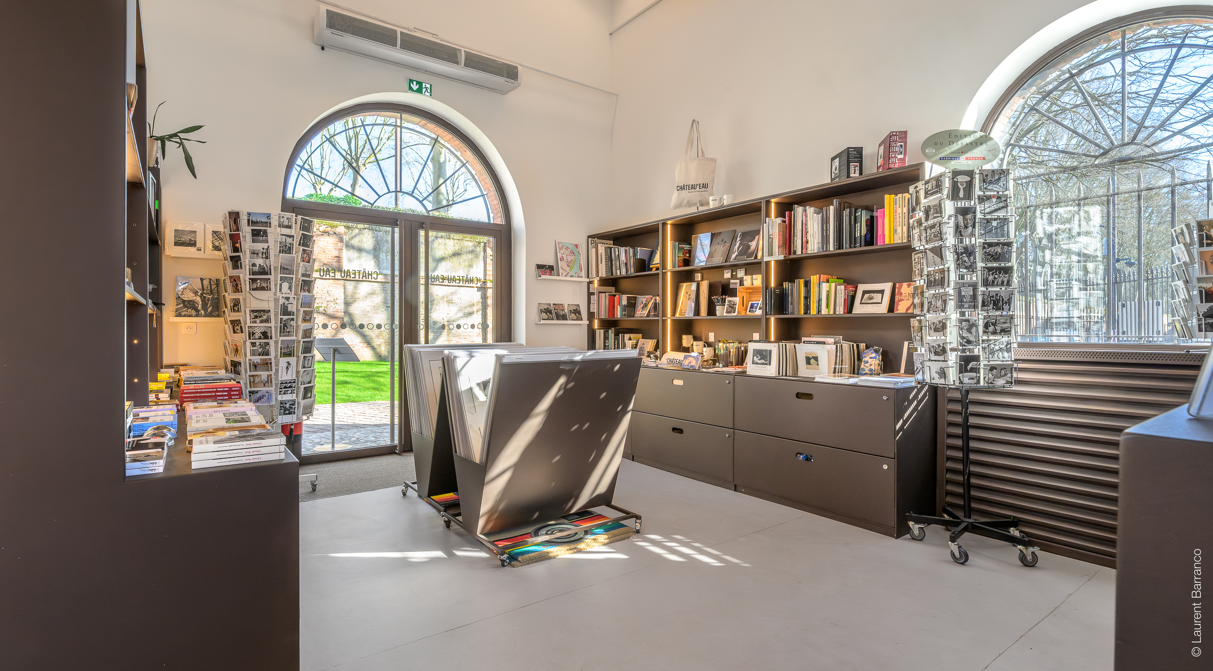boutique avec mobilier en métal