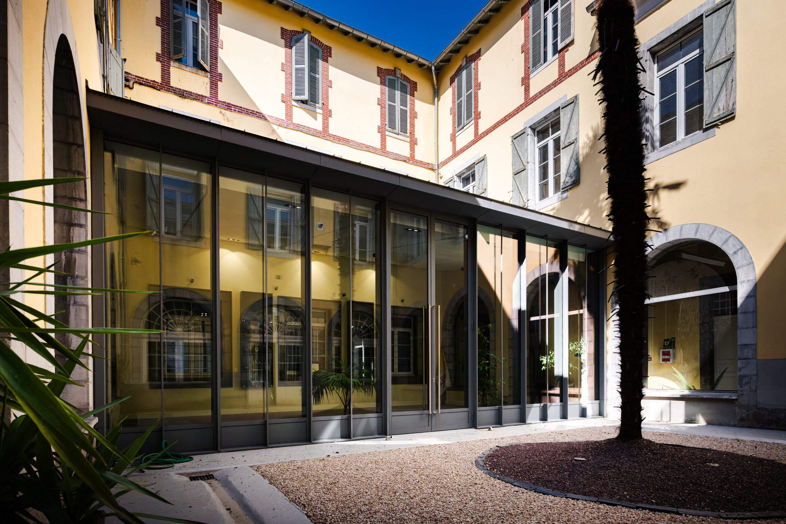 cour avec grande verrière d'extérieure