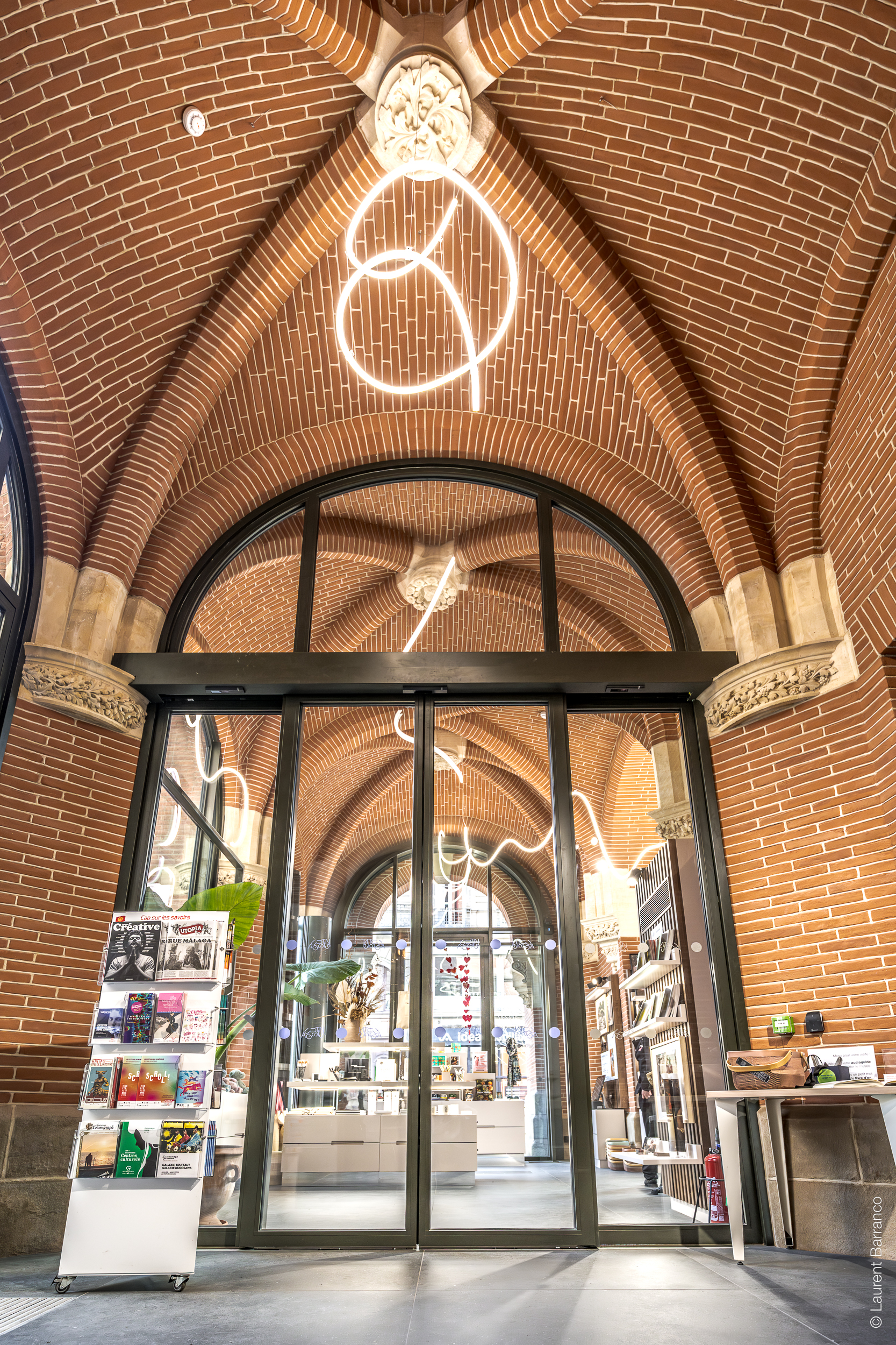 grande porte vitrée de magasin en métal